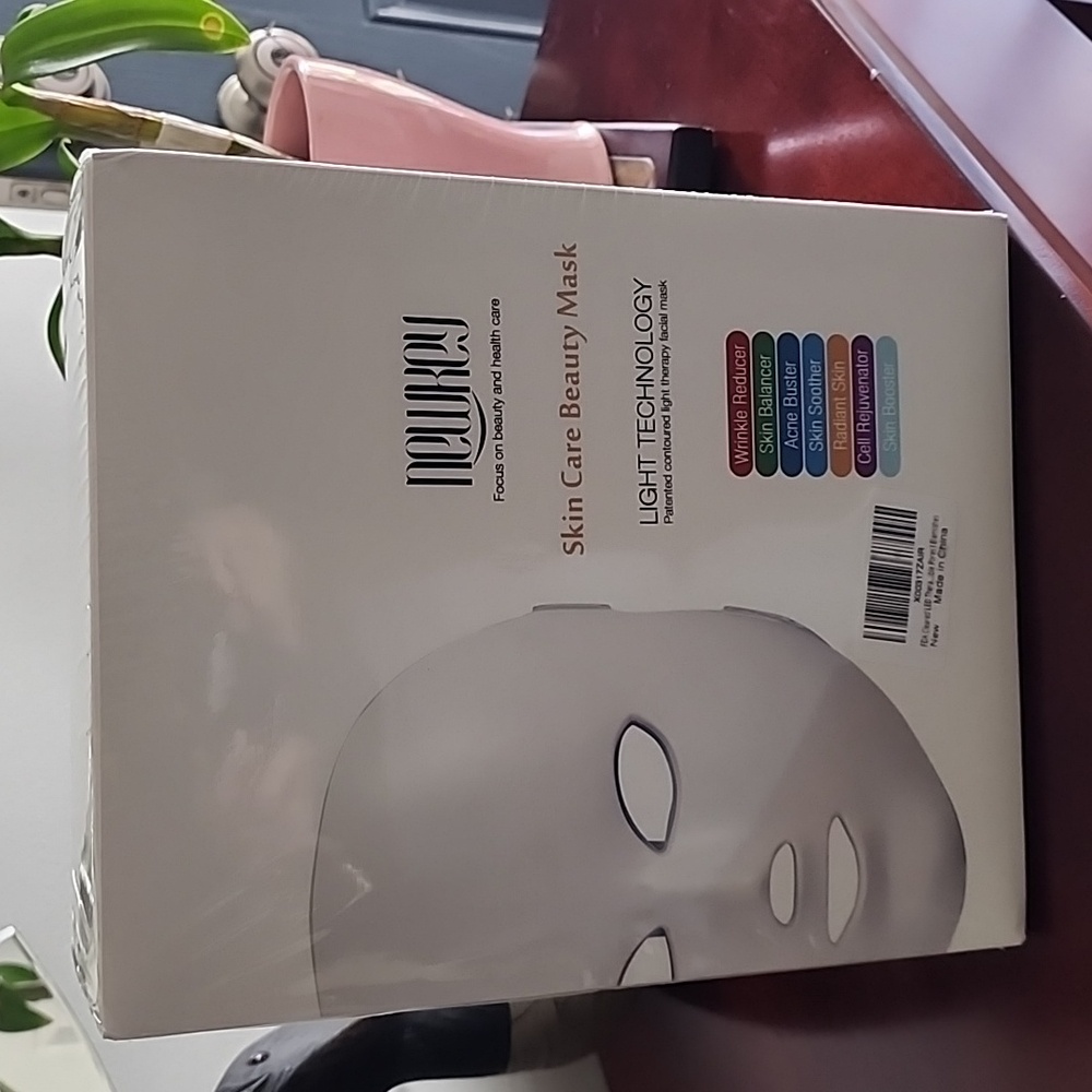 NIB. Newkey facial mask